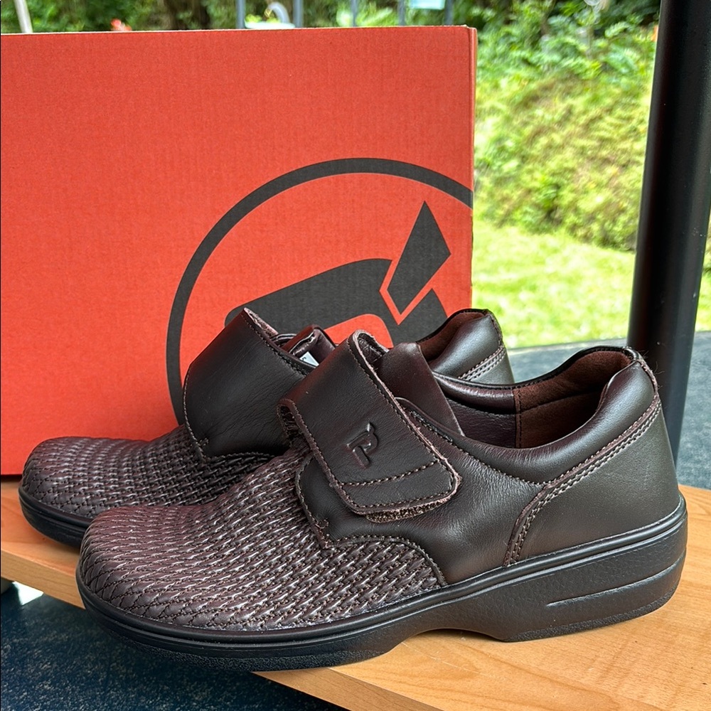 Olivia by Propet Brown strap stretch Leather upper shoes size 6.5 medium NEW